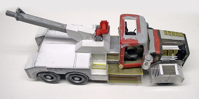Maquette de dépanneuse blanche et rouge avec grue, vue de trois quarts