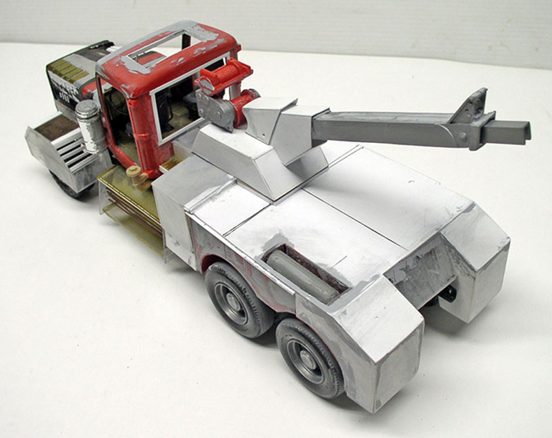 Maquette de dépanneuse Terminator avec cabine rouge et carrosserie argentée non peinte en construction