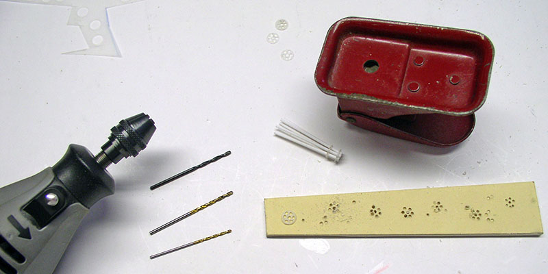 Perçage de pièces de maquette à la mini-perceuse avec forets et caisson rouge
