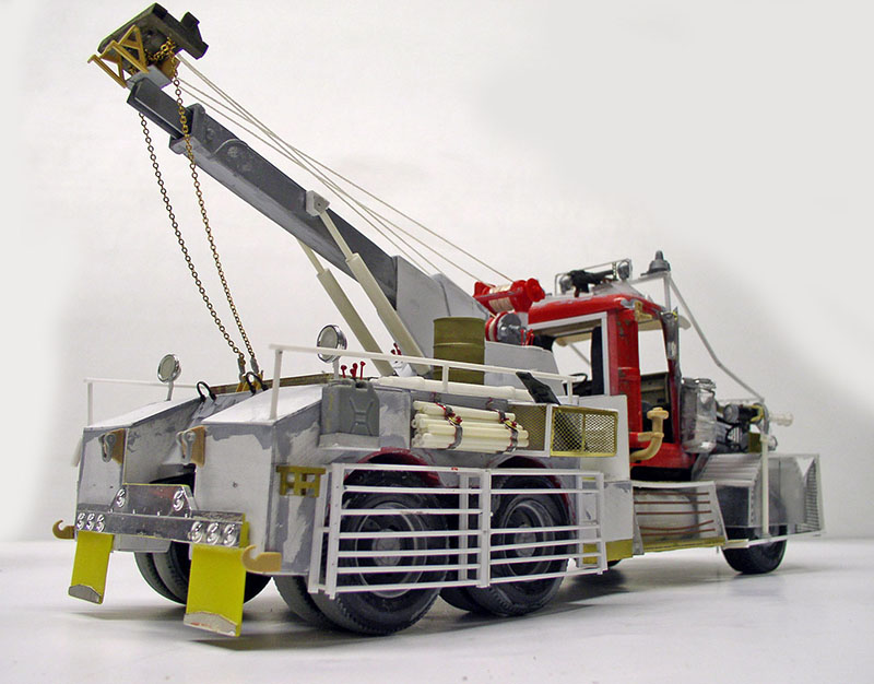 Maquette de dépanneuse grue avec cabine rouge et flèche relevée, vue arrière