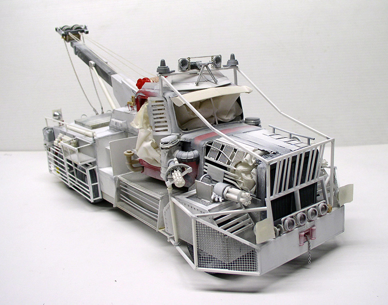 Maquette de dépanneuse Terminator grise avec grue, mitrailleuse frontale et grilles de protection blindées