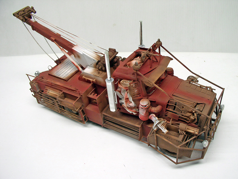 Maquette de dépanneuse Terminator Renaissance avec grue, finition rouille, vue trois quarts