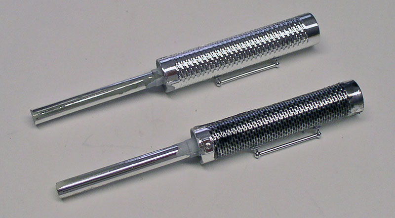 Deux vérins hydrauliques chromés de maquette avec gaines tressées chromée et carbone