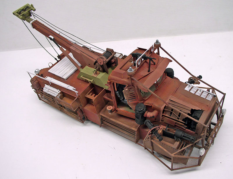 Maquette de dépanneuse post-apocalyptique rouille avec grue, mitrailleuses et carrosserie blindée détaillée