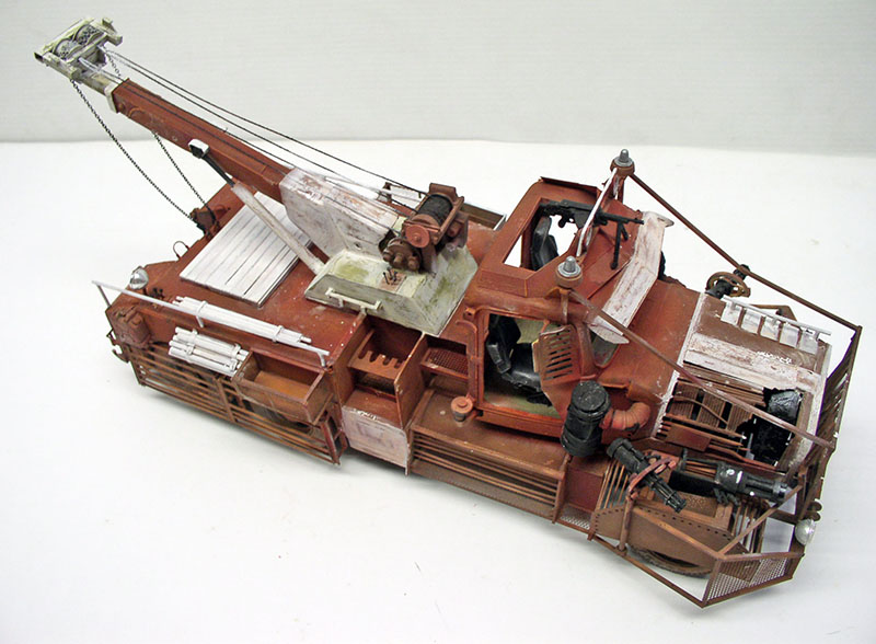 Maquette de dépanneuse post-apocalyptique rouillée avec grue, vue de trois quarts arrière