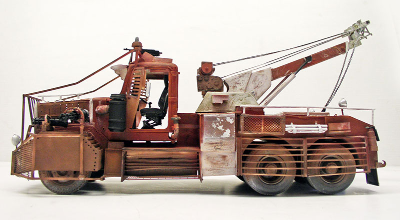 Maquette de dépanneuse post-apocalyptique rouillée vue de profil avec grue et arceaux de protection