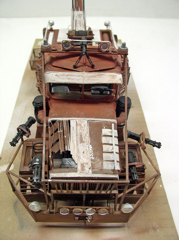 Maquette de dépanneuse blindée vue de face avec mitrailleuses latérales et patine rouille