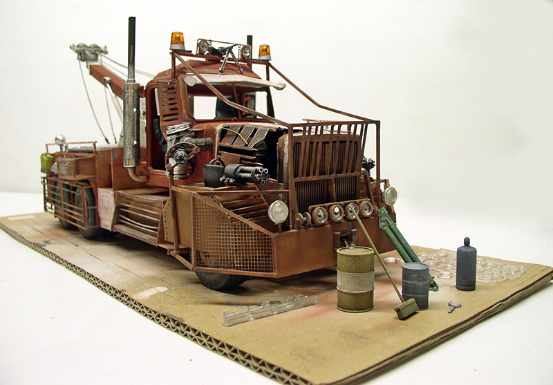 Maquette de dépanneuse rouillée style post-apocalyptique avec grue, gyrophares et accessoires sur socle carton