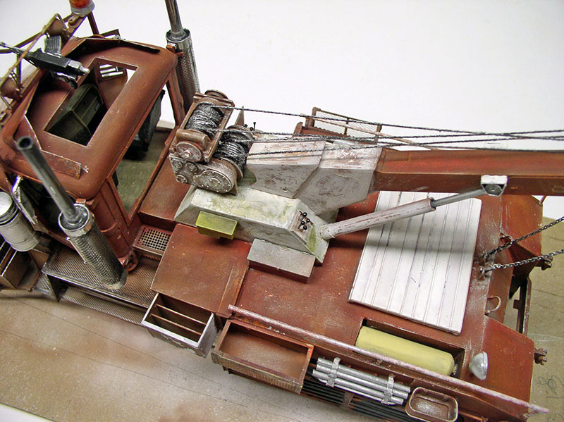 Maquette de dépanneuse rouille vue de dessus avec treuils, flèche de grue et câbles