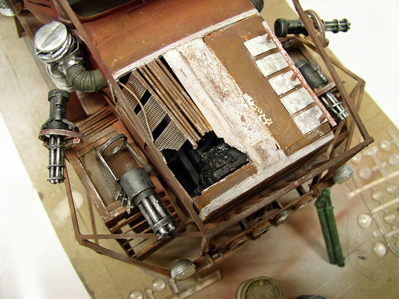 Maquette de dépanneuse post-apocalyptique rouillée avec carrosserie blindée et détails métalliques vieillis