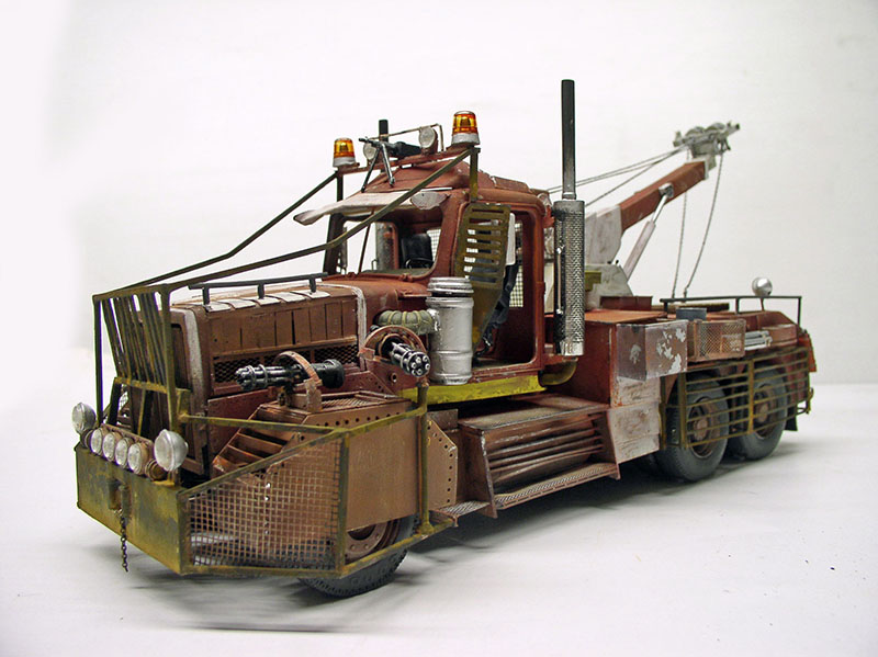 Maquette de dépanneuse blindée post-apocalyptique avec grue, mitrailleuses et pare-buffle grillagé