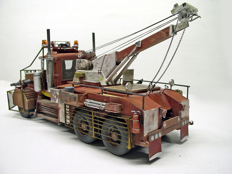 Maquette de dépanneuse post-apocalyptique rouille avec grue et chaînes, vue trois quarts arrière