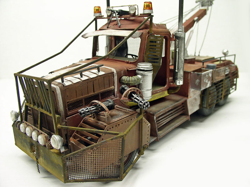 Maquette de dépanneuse post-apocalyptique blindée brun rouille armée de mitrailleuses et gyrophares