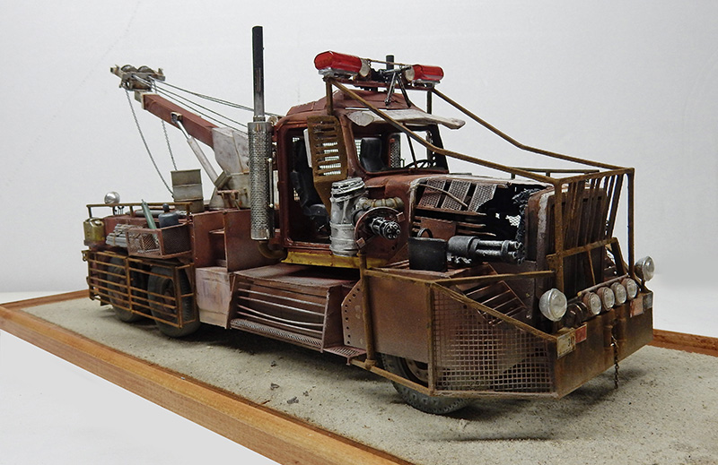 Maquette de dépanneuse post-apocalyptique rouillée avec grue, gyrophares et pare-chocs métallique sur socle bois