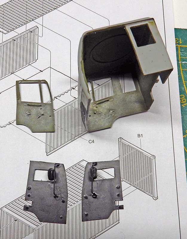 Cabine et portières de camion en maquette posées sur le plan de montage The Last of Us 2