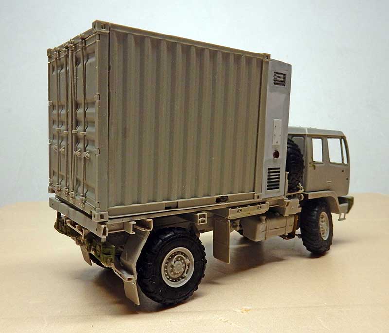 Maquette de camion militaire gris avec conteneur cargo, vue arrière trois quarts