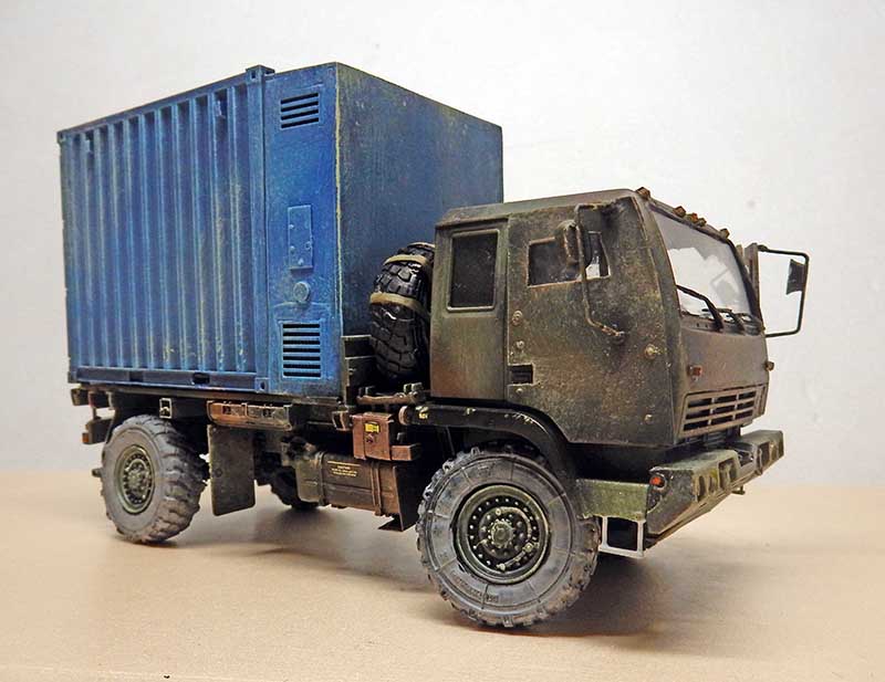 Maquette de camion militaire vieilli avec conteneur bleu rouillé, inspiré de The Last of Us 2