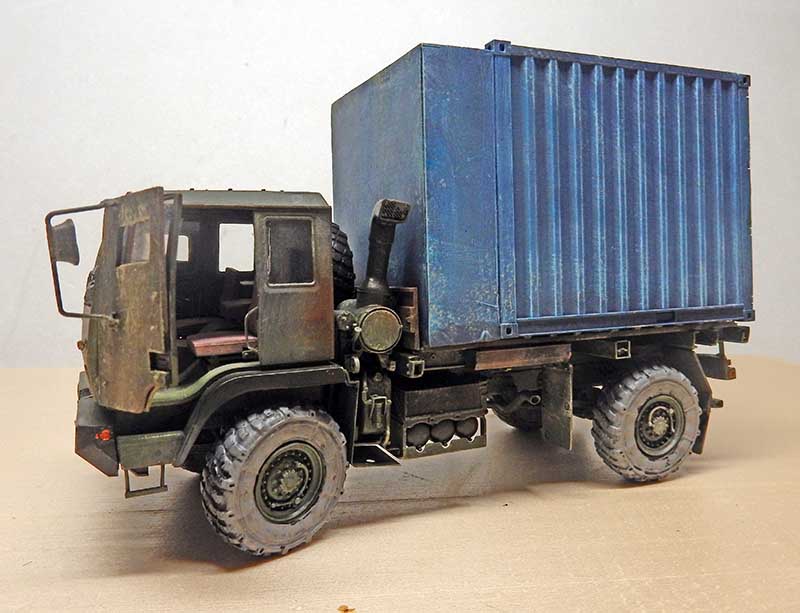 Maquette de camion militaire vieilli avec conteneur bleu rouillé, thème The Last of Us 2