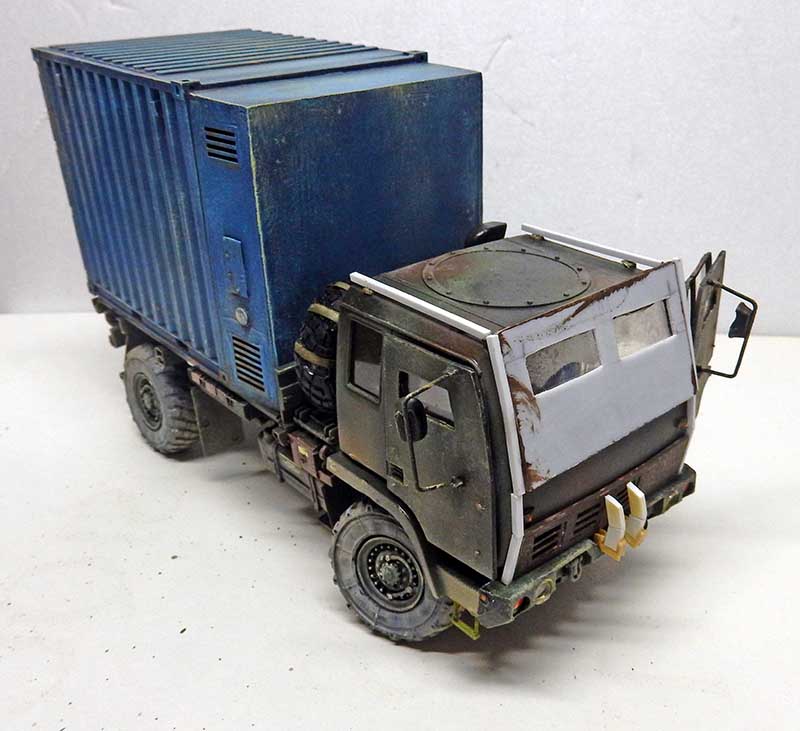 Maquette de camion militaire blindé vieilli avec conteneur bleu, inspiré de The Last of Us 2