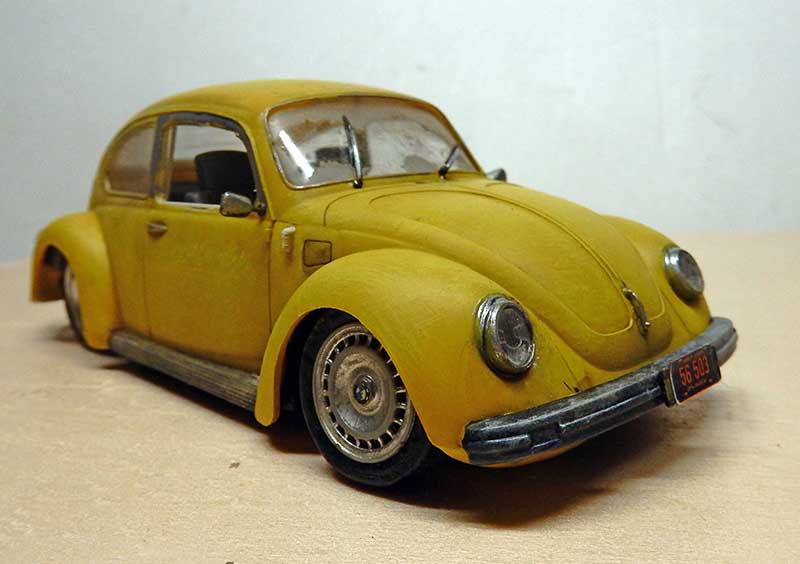 Maquette de Volkswagen Coccinelle jaune patinée vue de trois quarts avant