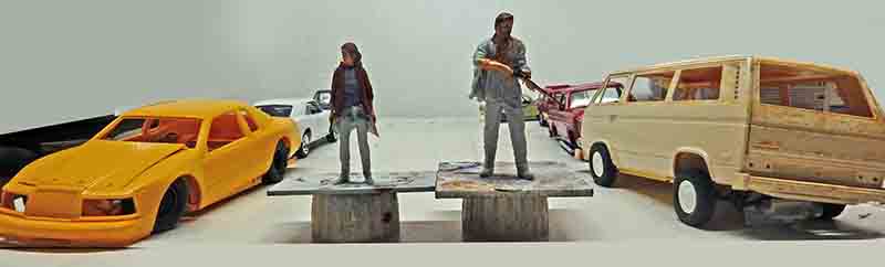 Diorama de maquettes The Last of Us avec deux figurines peintes entourées de voitures miniatures et un van