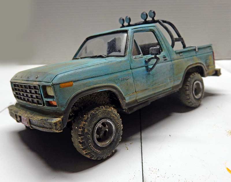 Maquette de pick-up Ford bleu vieilli et patiné, vue trois-quarts avant, thème The Last of Us