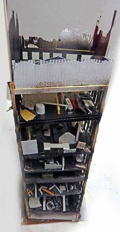 Maquette en construction d'un immeuble en ruine sur plusieurs étages encombrés de débris