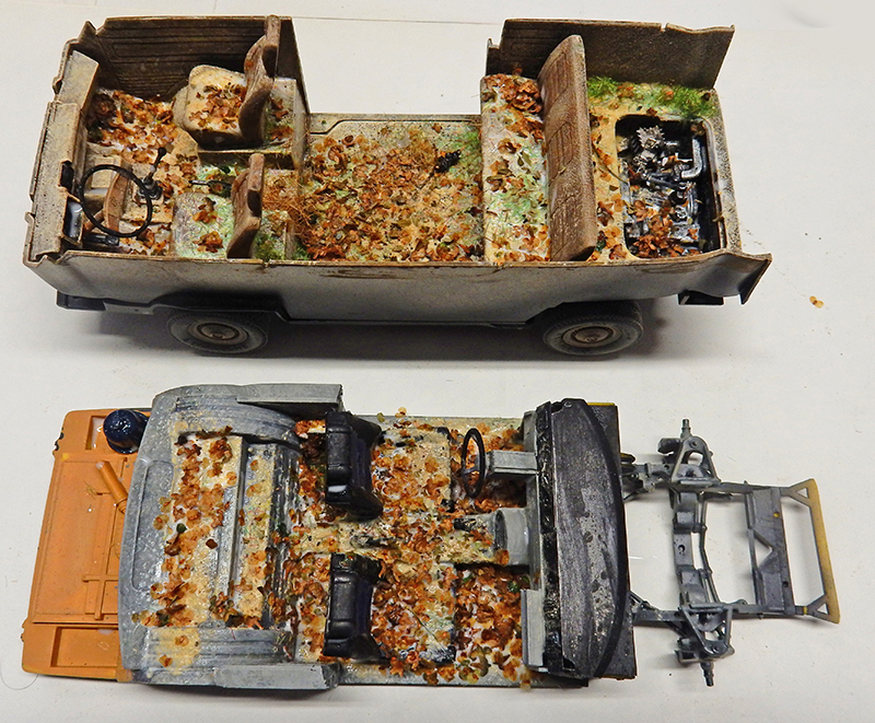 Maquette de carrosserie de voiture abandonnée avec intérieur rouillé et végétation, vue de dessus