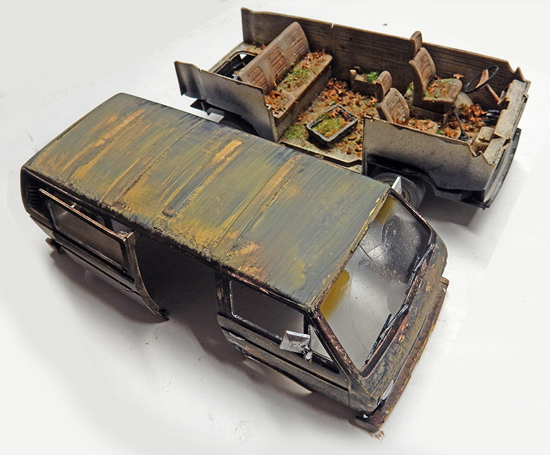 Maquette de voiture rouillée et abandonnée avec carrosserie séparée de l'habitacle jonché de feuilles mortes