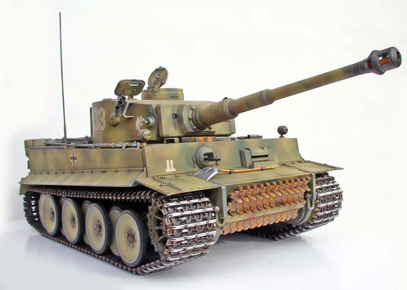 Maquette de char Tigre radiocommandé numéro 33 avec peinture camouflage et patine vieillie