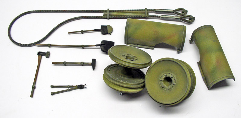 Accessoires de char Tigre peints en camouflage : câble de remorquage, outils, galets et garde-boue