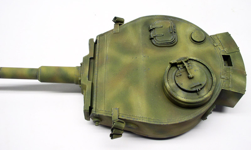 Tourelle de char Tigre radiocommandé peinte en camouflage vert et brun, vue de dessus