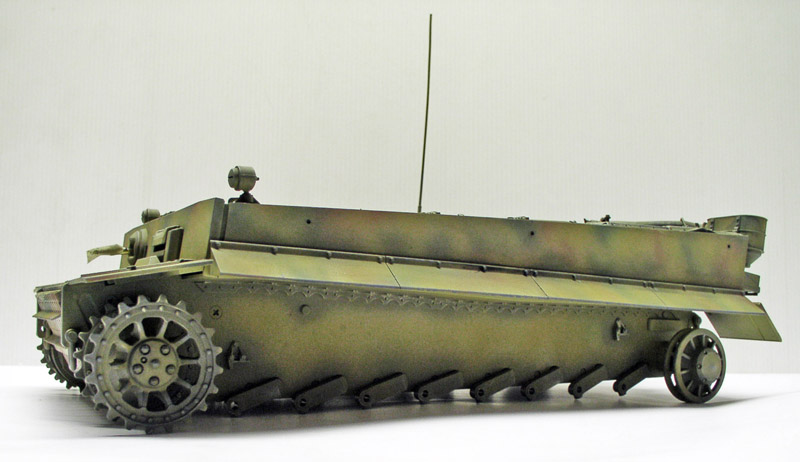 Châssis de char Tigre radiocommandé avec camouflage vert et patine, chenilles et antenne visibles