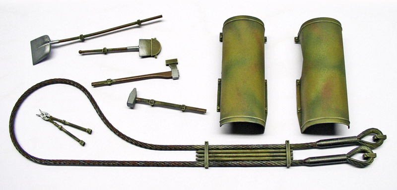 Outils et accessoires de char Tigre peints et patinés : pelle, hache, câbles et pots d'échappement camouflés