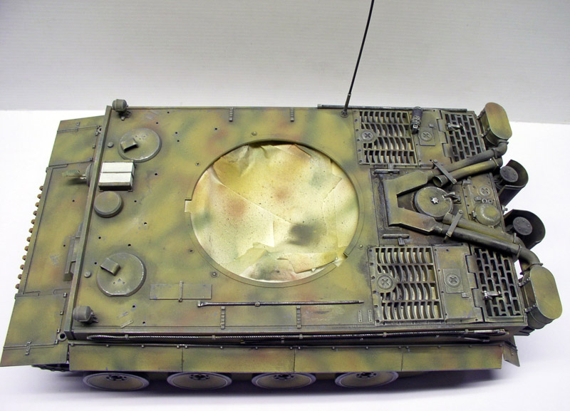 Vue de dessus du châssis de char Tigre radiocommandé avec camouflage et patine peints