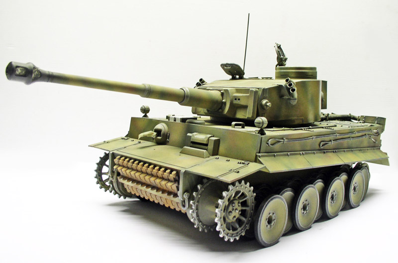 Maquette de char Tigre radiocommandé peinte en camouflage vert avec patine et usure réalistes