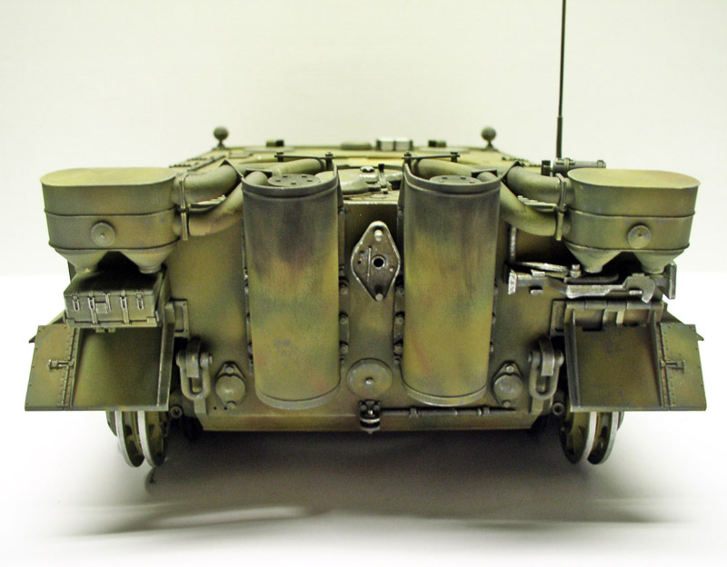 Vue arrière d'un char Tigre miniature avec patine camouflage et pots d'échappement vieillis