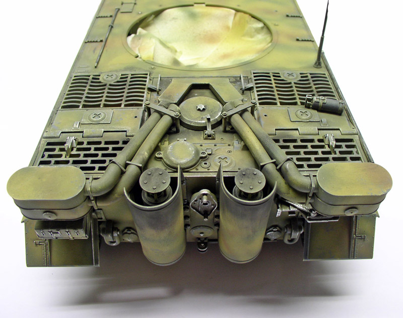 Plage arrière du char Tigre avec grilles moteur, pots d'échappement et patine vert camouflage