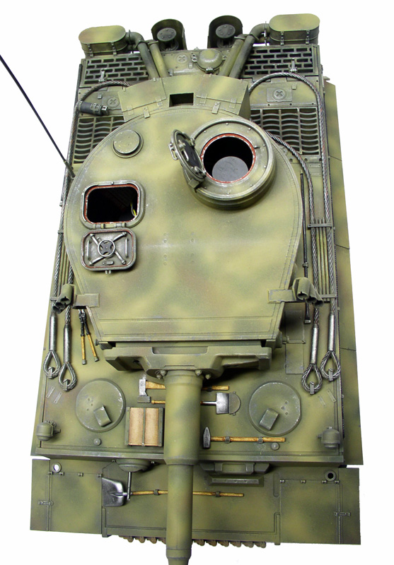 Vue de dessus d'un char Tigre radiocommandé peint en camouflage vert avec patine et outils