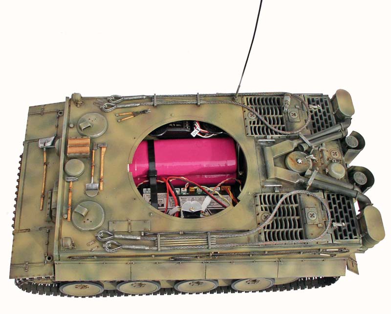 Vue de dessus d'un char Tigre radiocommandé peint et patiné, tourelle ôtée révélant la batterie