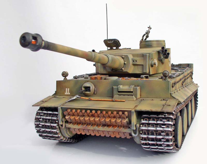 Maquette de char Tigre radiocommandé peint en camouflage avec patine et chenilles rouillées vue de trois quarts