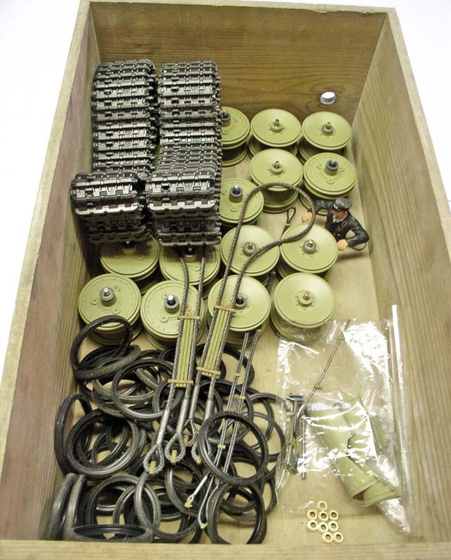 Caisse en bois contenant chenilles, roues et galets peints couleur sable pour char Tigre