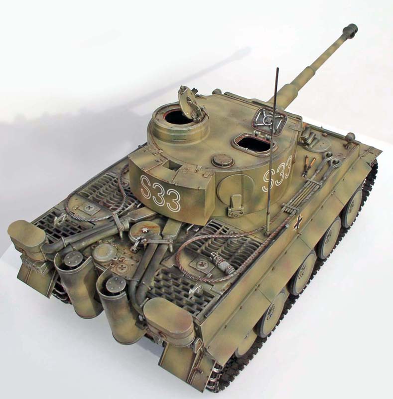 Maquette de char Tigre radiocommandé camouflage trois tons avec patine et marquage S33 sur la tourelle