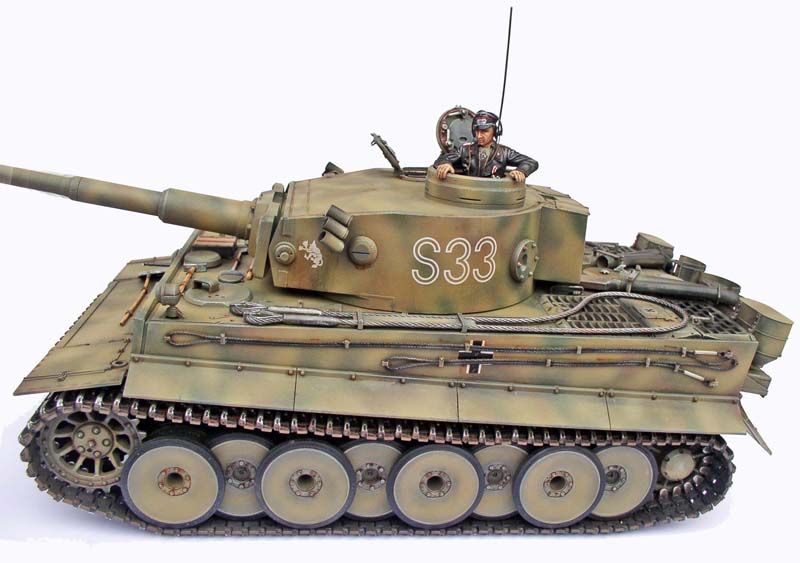 Maquette de char Tigre S33 camouflage peint et patiné avec figurine de tankiste dans la tourelle