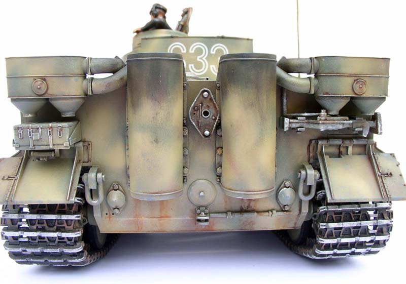 Vue arrière d'un char Tigre maquette camouflé avec patine sur pots d'échappement et chenilles
