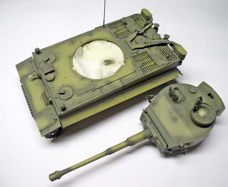 Châssis et tourelle démontés de char Tigre radiocommandé avec peinture de base vert clair