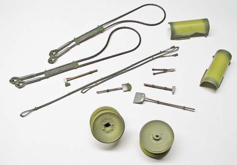 Câbles de remorquage, outils et galets de char Tigre peints en vert avant patine
