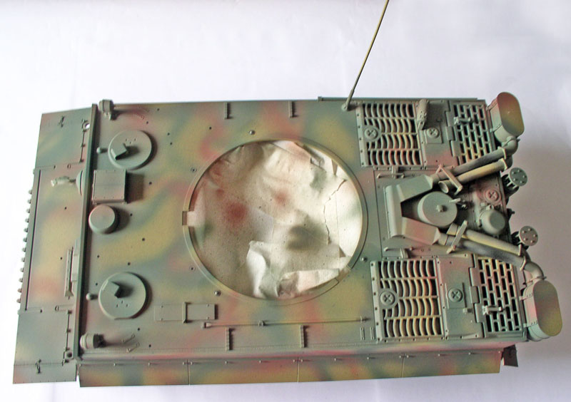 Vue de dessus du châssis de char Tigre radiocommandé avec camouflage trois tons fraîchement peint
