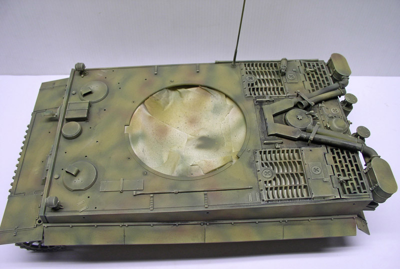 Vue de dessus du châssis de char Tigre radiocommandé avec camouflage trois tons et grilles moteur