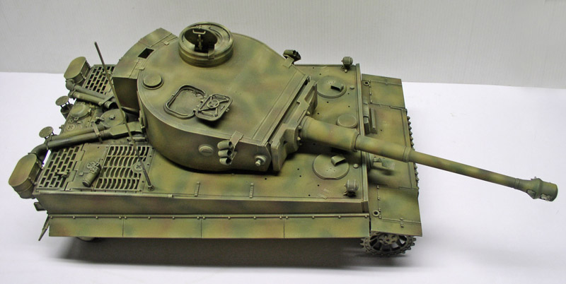 Maquette de char Tigre radiocommandé peinte en camouflage trois tons avec patine, vue de trois quarts